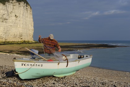 France, Seine-Maritime (76), Côte d'Albâtre, Yport, port d'echouage sur la plage, barque de pêche