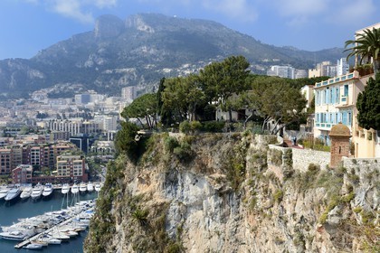 Principauté de Monaco, Monaco, la ruelle Sainte Barbe sur le Rocher à droite et le Port de Fontvieille