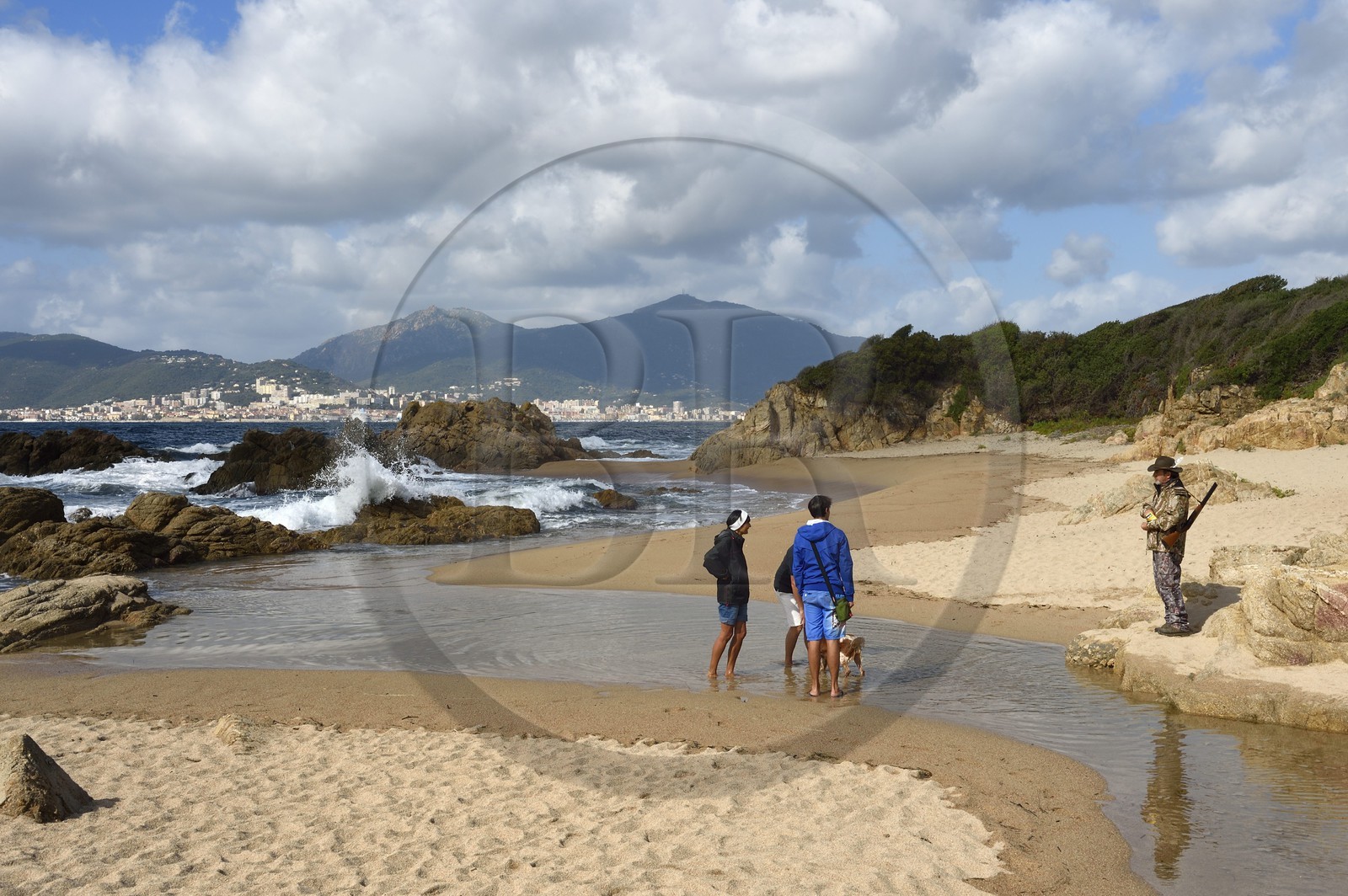 France, Corse-du-Sud (2A), Golfe d'Ajaccio, plage du Capitello à l'embouchure de l'étang de Casavone et Ajaccio en arrière plan