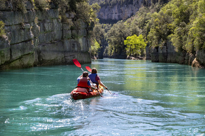 Var (83) rive gauche et Alpes-de-Haute-Provence (04) rive droite, Parc Naturel Régional du Verdon, Basses Gorges du Verdon en aval du lac de Sainte Croix, découverte en kayak des gorges de Baudinard