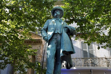 France, Bouches-du-Rhône (13), Arles, place du Forum, la statue de Fréderic Mistral (poète provençal), Colonnes de Saint-Lucien en arrière plan à gauche
