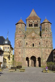 France, Bas Rhin (67), Marmoutier, l'église abbatiale romane du VIème siècle, façade occidentale en grès rouge des Vosges