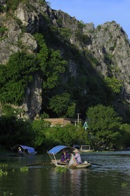 Vietnam, province de Ninh Binh, village insulaire de Kenh Ga entouré de montagnes karstiques, pêcheur
