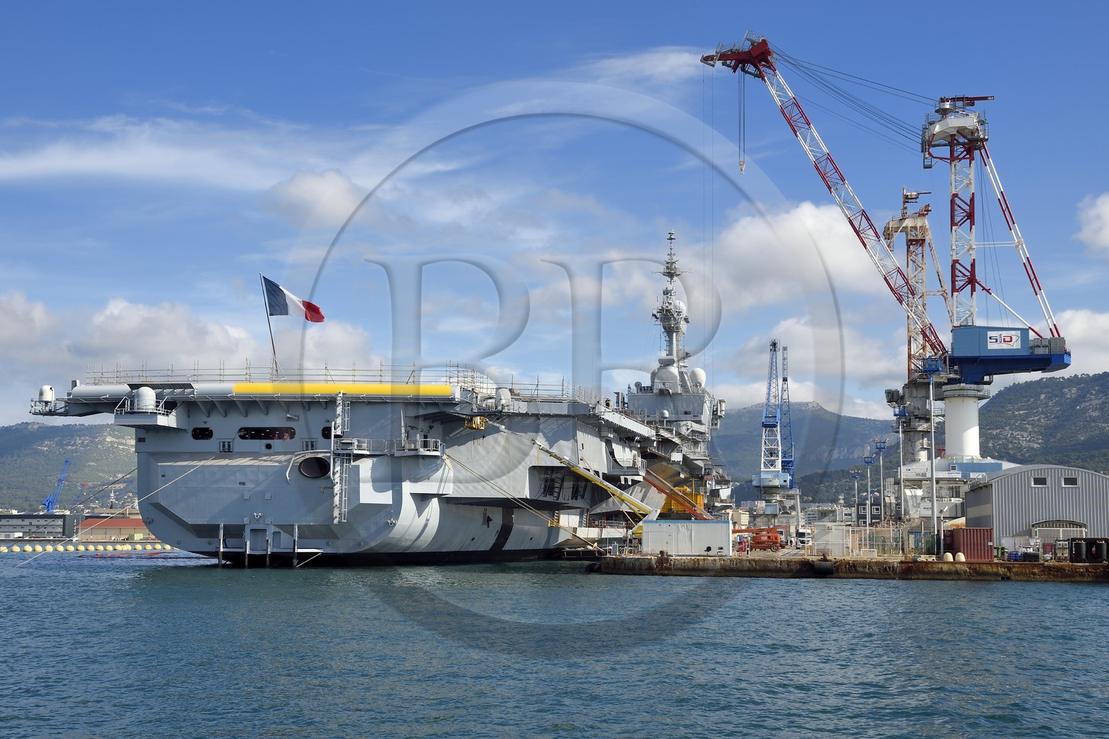 France, Var (83), Toulon, la base navale (Arsenal), le porte-avions à propulsion nucléaire Charles de Gaulle en rénovation de mi-vie