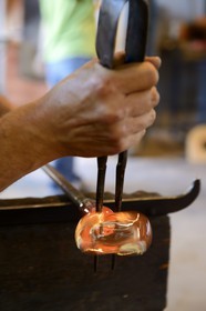France, Moselle (57), Meisenthal, Centre international d'Art verrier (CIAV), fabrication d'une boule de Noël en verre, la canne de verre est posée sur un banc appelé «gamin mécanique»
