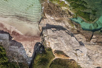 France, Morbihan (56), Ile de Groix, plage des Sables Rouges (vue aérienne)