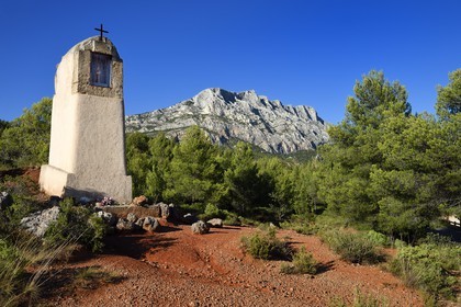 France, Bouches-du-Rhône (13), Pays d'Aix en Provence, vers le Tholonet, oratoire devant la Montagne Sainte Victoire, route Cézanne