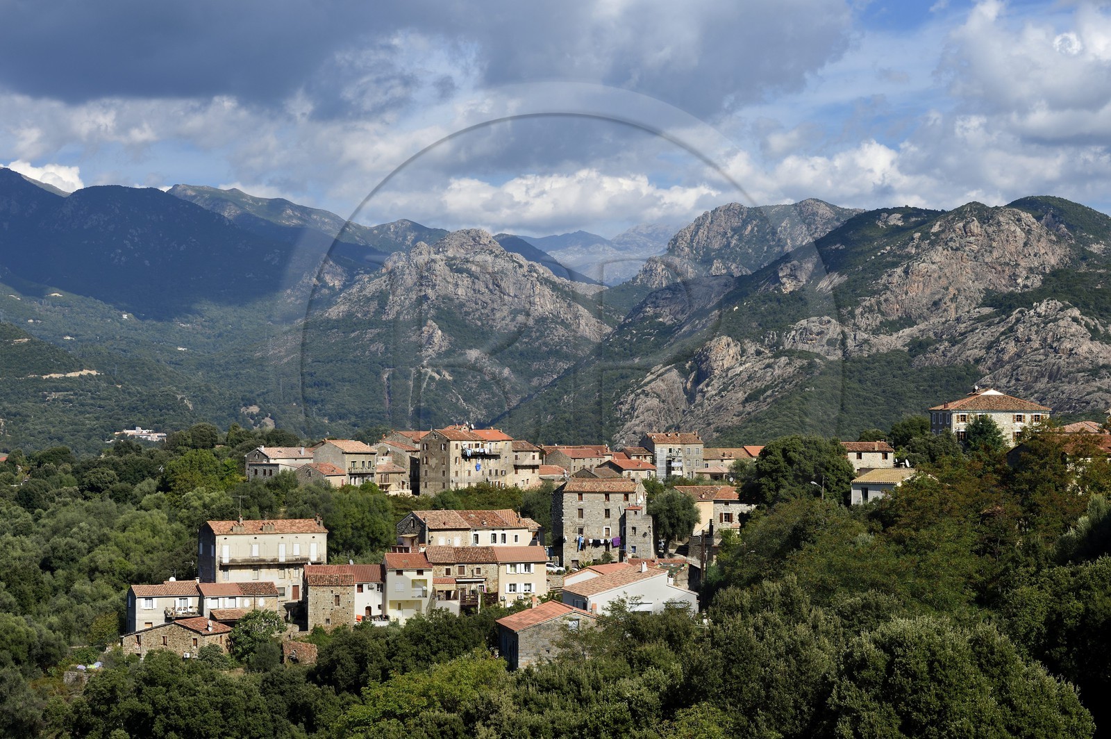 France, Corse-du-Sud (2A), Vallée du Prunelli, Eccica-Suarella, les gorges du Prunelli en arrière plan