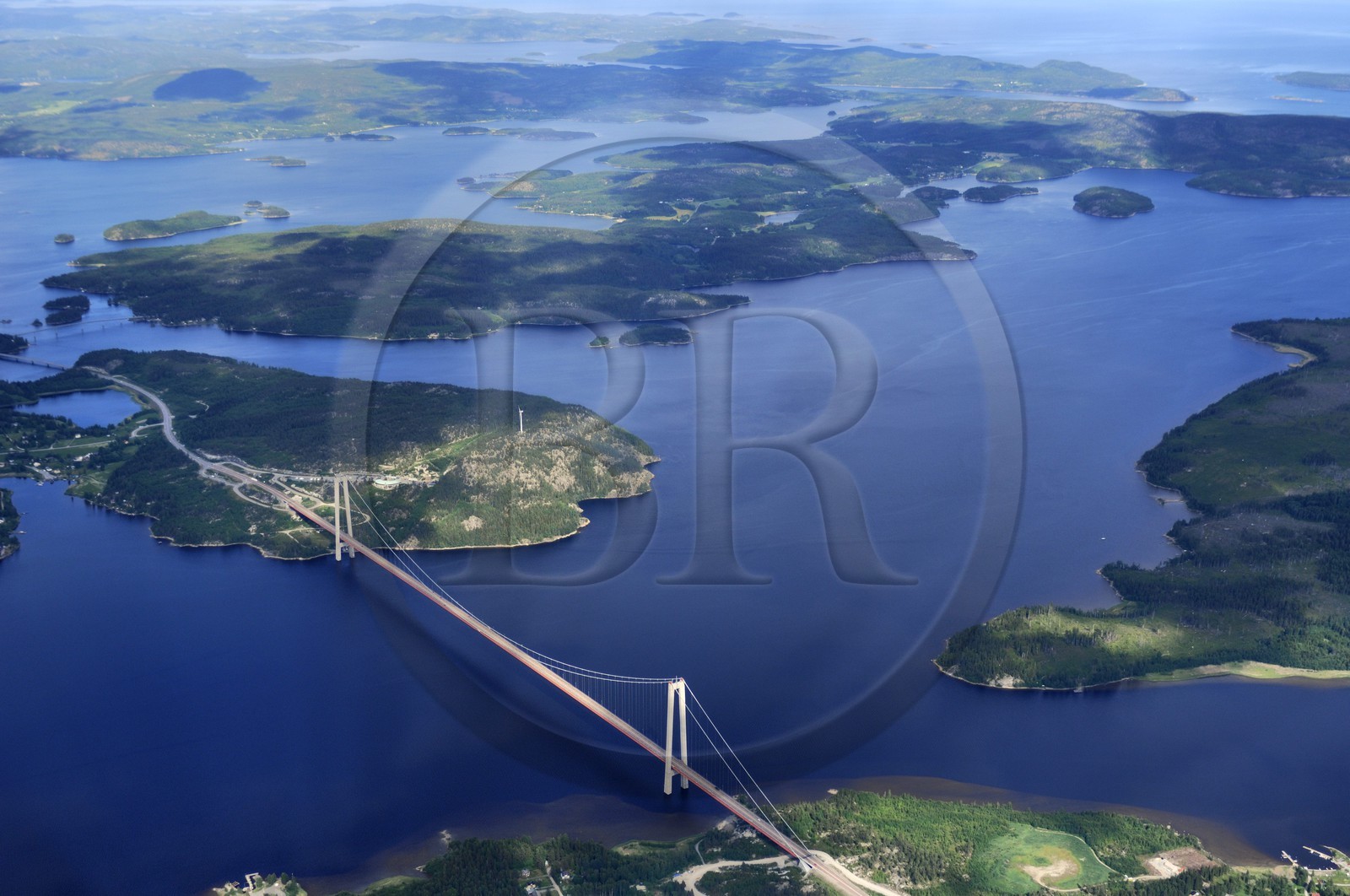 Suède, Västernorrlands, pont suspendu de la Haute Côte (Höga Kusten Bridge) sur la route européenne 4 au nord de Härnösand (vue aérienne)