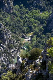 France, Var (83) rive gauche et Alpes-de-Haute-Provence (04) rive droite, Parc Naturel Régional du Verdon, les Gorges du Verdon débouchant sur le lac de Sainte Croix vu depuis le Col d'Illoire
