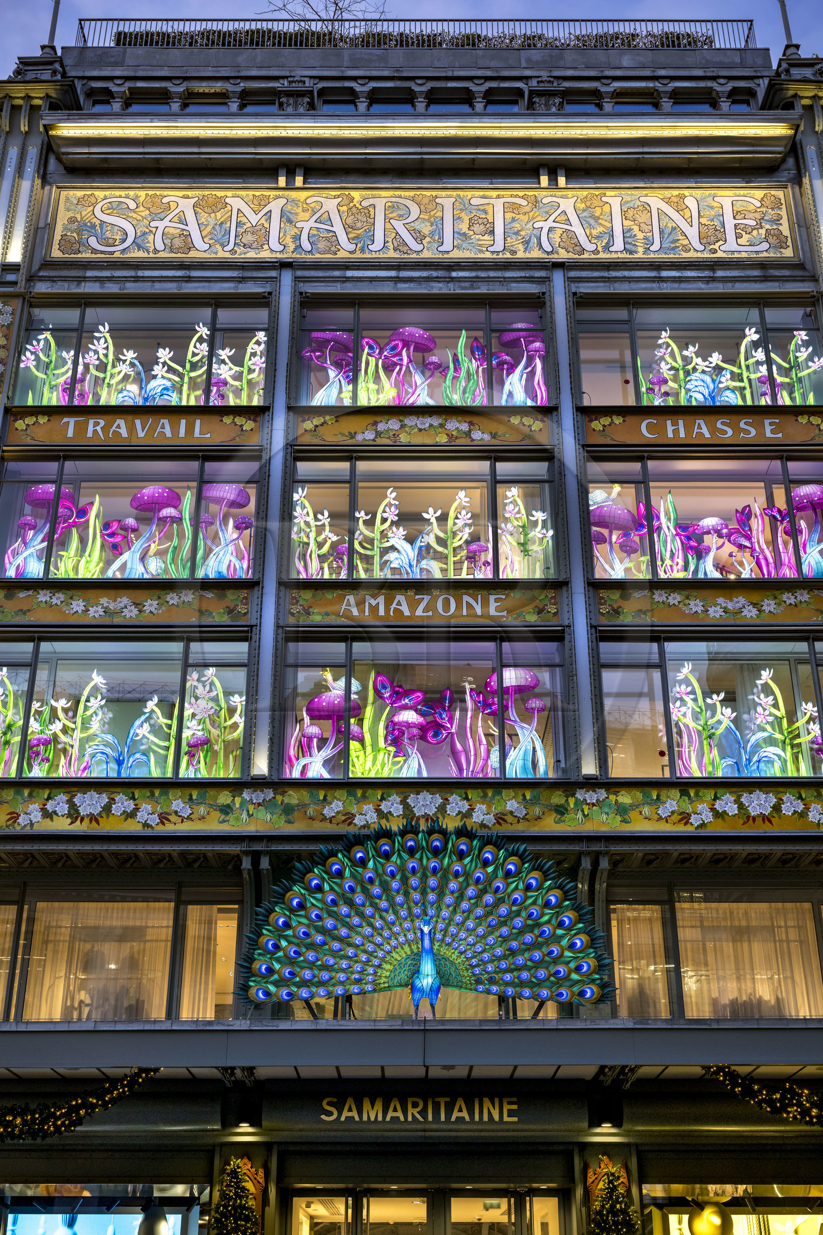 France, Paris (75), le grand magasin de La Samaritaine pendant les fêtes de Noël, réalisations de Thoiry Lumières Sauvages dans les vitrines de la facade