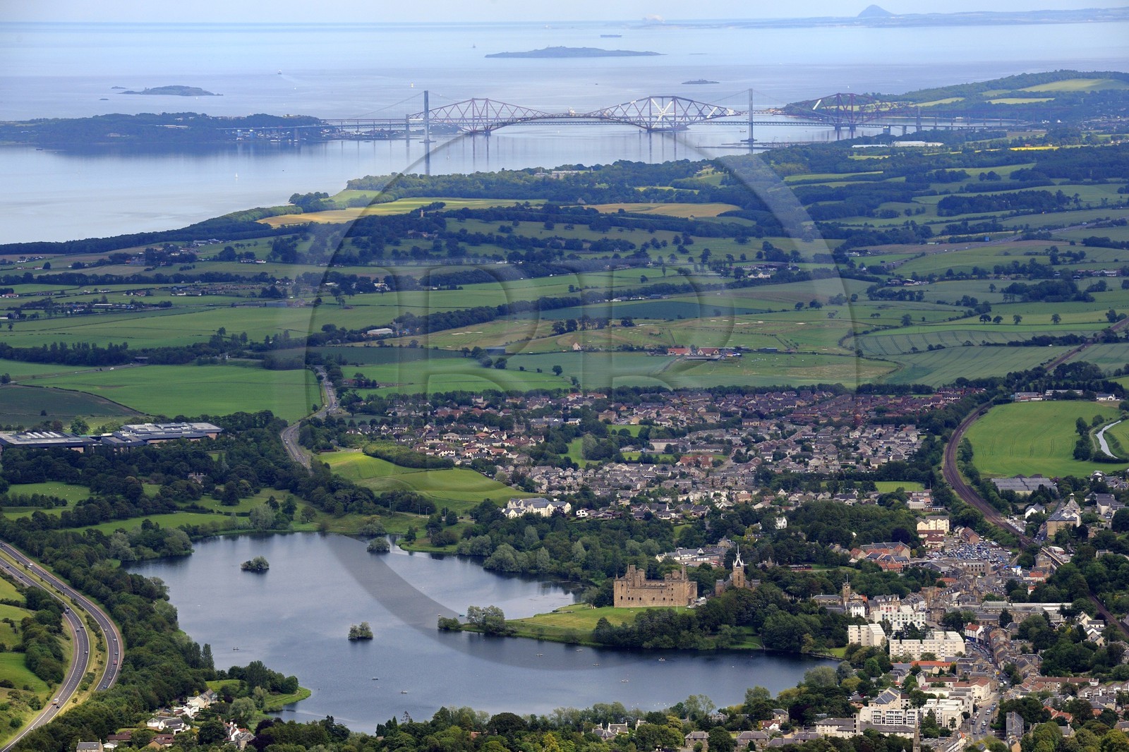 Royaume-Uni, Ecosse, West Lothian, le Linlithgow Palace à côté du Loch Linlithgow était l'une des principales résidences des rois d'Écosse dans les XVème et XVIème siècles et lieu de naissance de Mary Stuart, et le Forth railway bridge (pont ferroviaire de Forth) en arrière plan (vue aérienne)