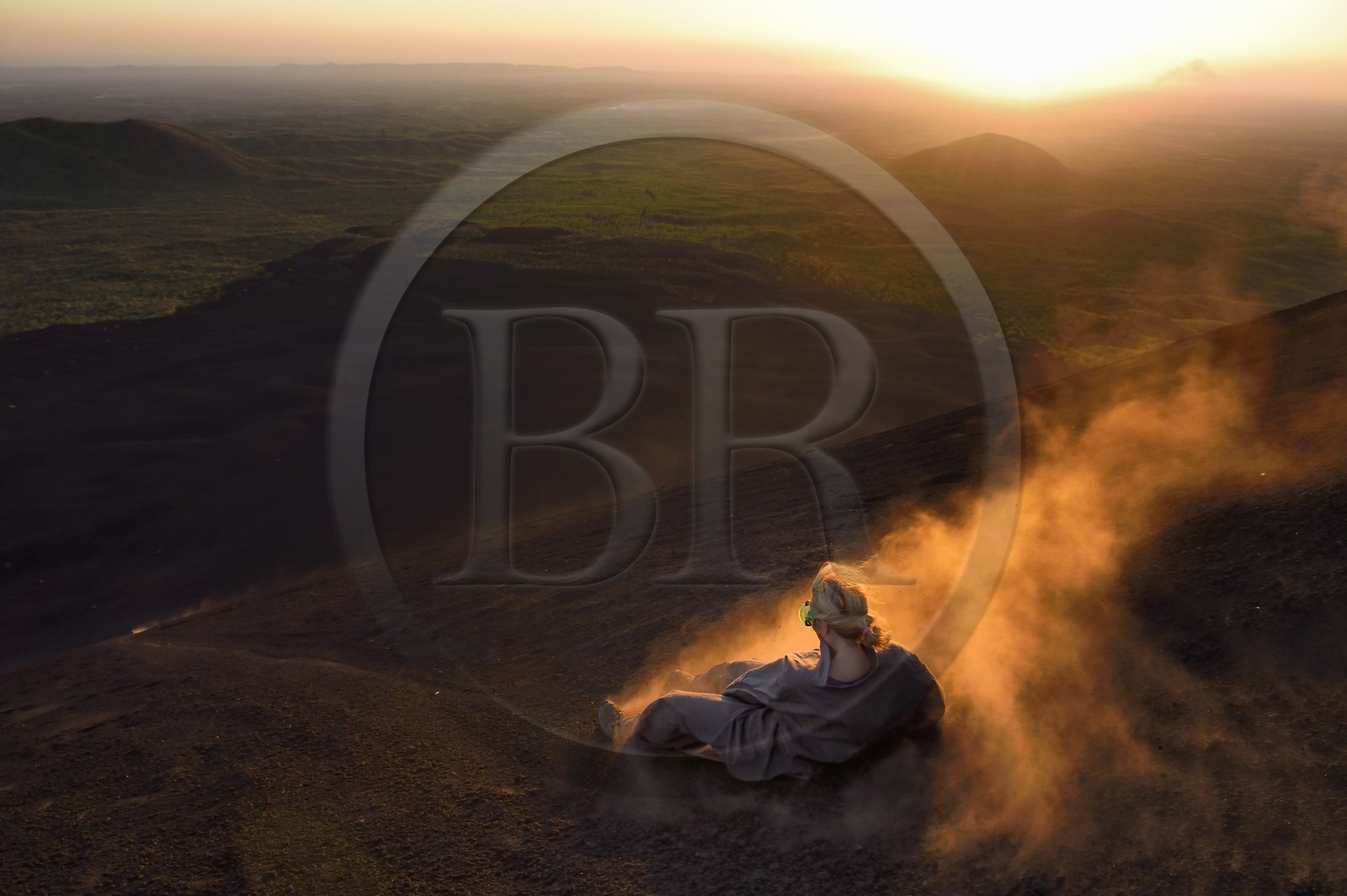 Nicaragua, région de Leon, Volcan Cerro Negro dans la cordillère des Maribios (ou Marrabios), Volcano surfing également connu comme ash boarding dans les cendres du volcan