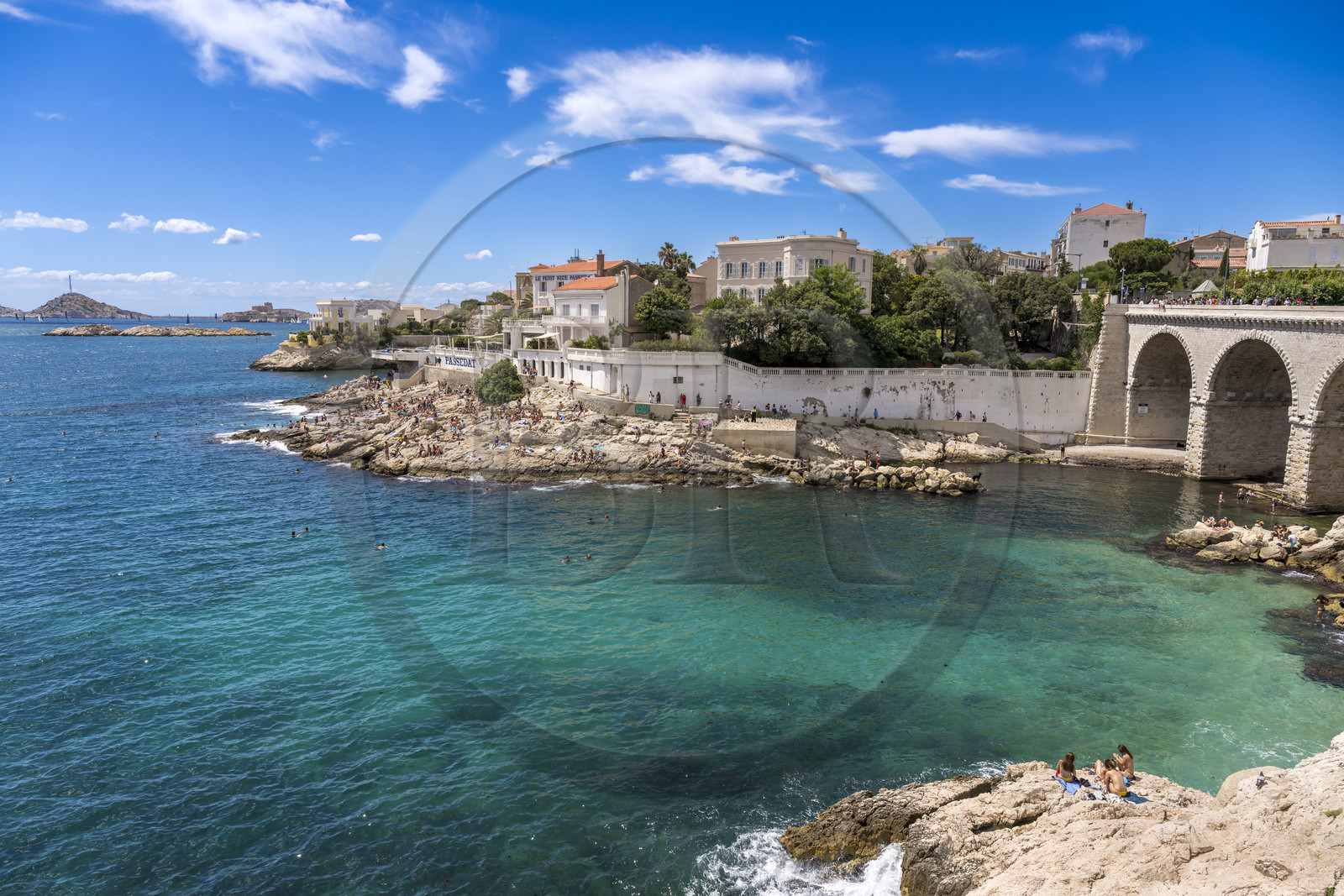 France, Bouches-du-Rhône (13), Marseille, quartier d'Endoume, la plage de roches blanches du Petit Nice allant de l'anse de la Fausse-monnaie à l'anse de Maldormé, le petit fort de l'Ile Degaby et l'Archipel des îles du Frioul avec le Chateau d'If en arrière plan