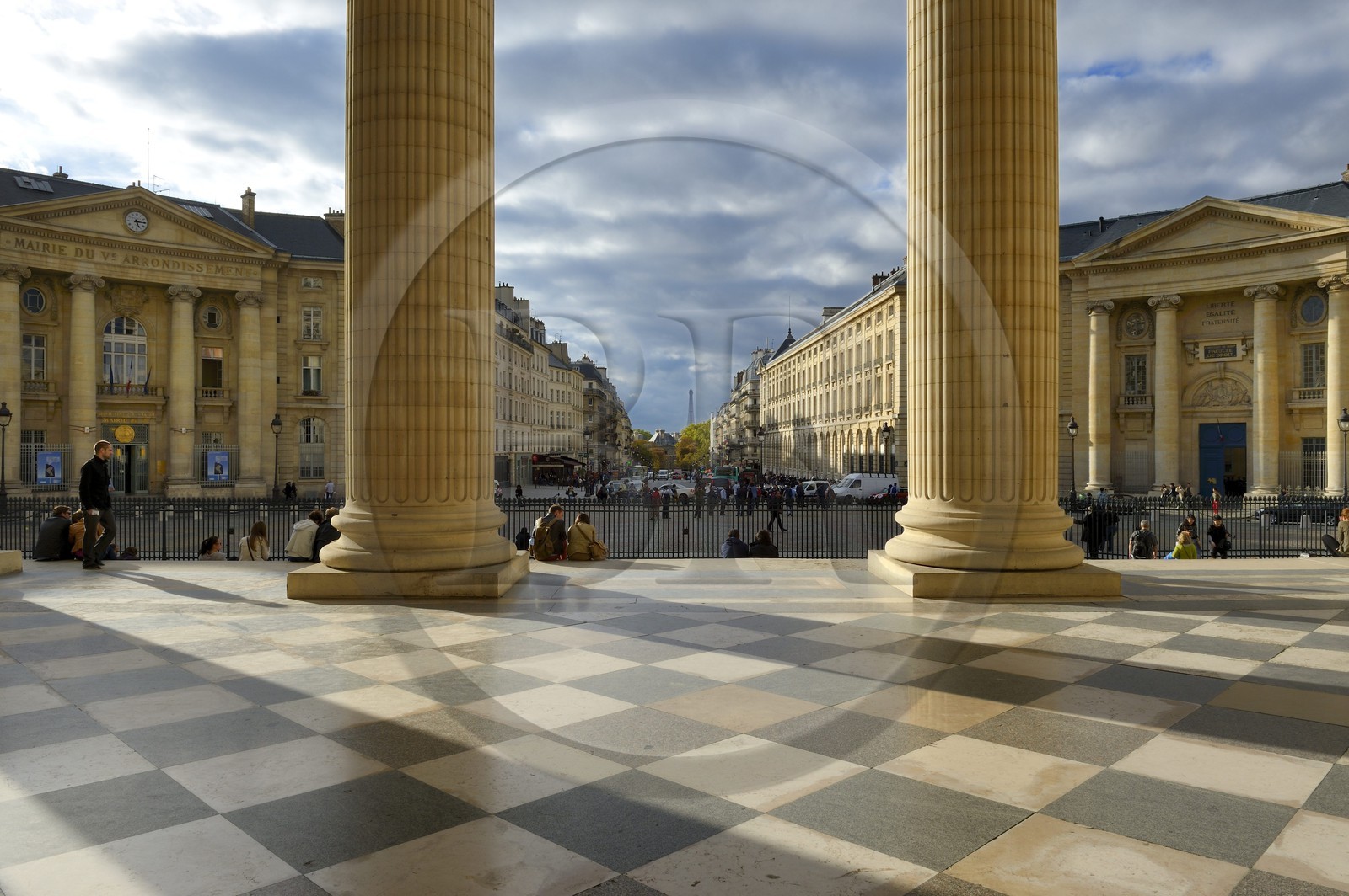 France, Paris (75), les colonnes corinthiennes du fronton du  Panthéon face à la rue Soufflot, la mairie du Vème arrondissement à gauche et  l'entrée de la Faculté de Droit à droite