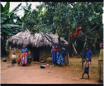 Burundi, province de Kirundo, région du lac Cyohoha Sud (Cohoha), famille de paysans Hutu posant devant une case moderne, l'habitat traditionnel disparaît au profit de cases carré en terre battue, recouverte ou non de tôle ondulée (reproduction plan-film inversible 4x5)