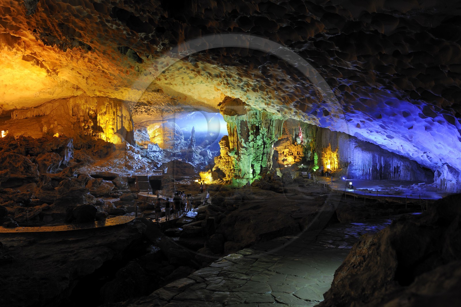 Vietnam, province de Quang Ninh, la Baie d'Halong classée Patrimoine Mondial de l'UNESCO, la grotte Hang Sung Sot dite de la Surprise sur l'île de Bo Hon