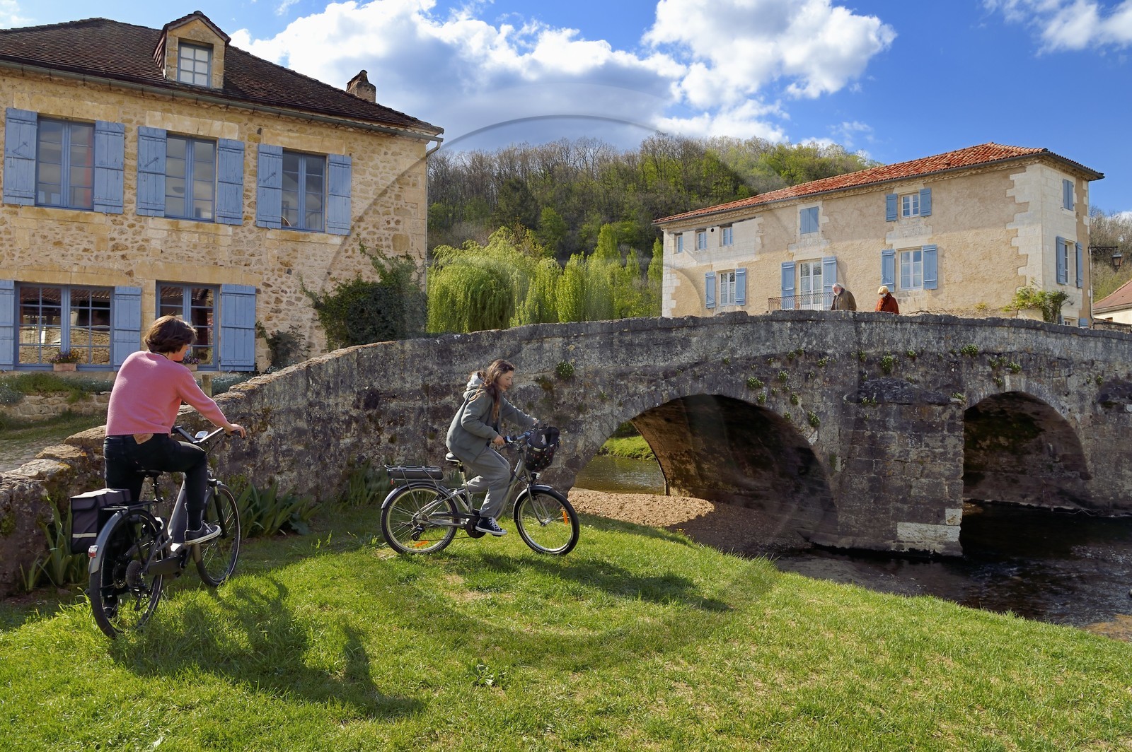 France, Dordogne (24), Périgord Vert, Saint-Jean-de-Côle, labellisé Les Plus Beaux Villages de France, cyclistes faisant la Flow Vélo devant le pont médiéval du XIIème siècle