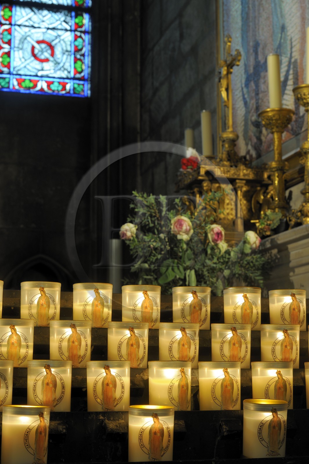 France, Paris (75), île de la Cité, la cathédrale Notre-Dame, bougies à l'effigie de Notre-Dame