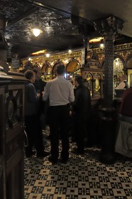 Royaume-Uni, Irlande du Nord, Belfast, le Crown Liquor Saloon fondé en 1826 est le seul pub à faire partie du National Trust (Monuments Historiques)