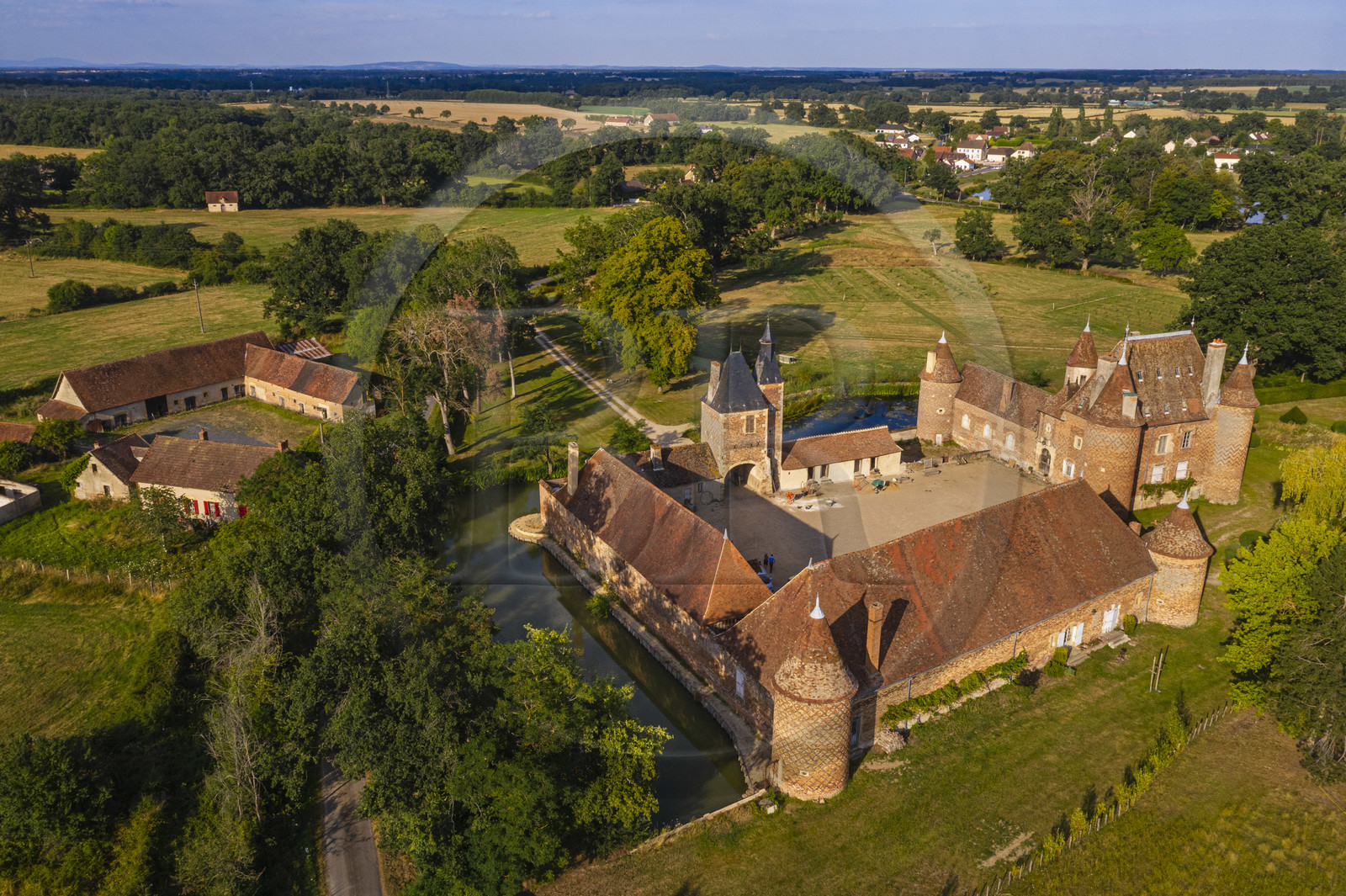 France, Allier (03), ancienne province du Bourbonnais, Chapeau, chateau de la Cour (XVe siècle à fin du XVIe siècle) et ses douves (vue aérienne)