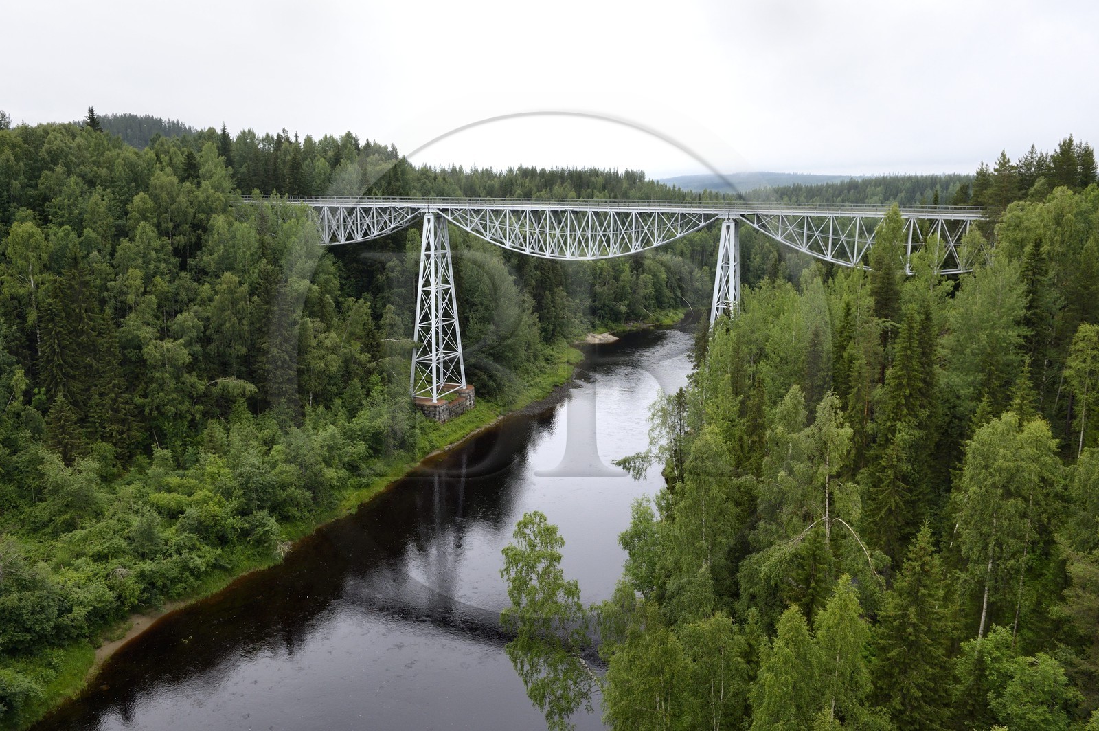 Suède, Comté de Vasterbotten, région d'Umea, la ligne ferroviaire principale du Nord (Norra stambanan), le pont de Tallberg construit en 1881 sur la rivière Öreälven