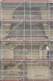 France, Indre et Loire (37), Vallée de la Loire classée Patrimoine Mondial de l' UNESCO, Chinon, le château, chantier de restauration des logis royaux, la cheminée monumentale de la grande salle derrière un échafaudage