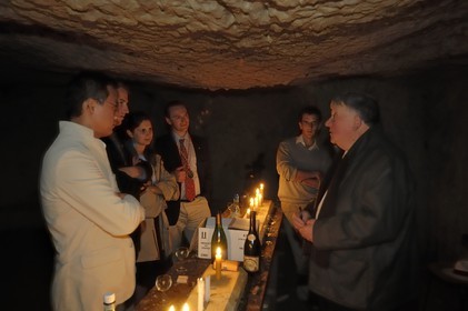 France, Indre et Loire (37), Chinon, les Caves Painctes, confrérie des bons entonneurs rabelaisiens, dégustation de vin informelle dans les anciennes carrières