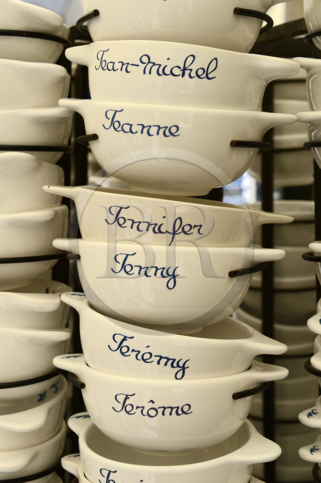 France, Finistère (29), la Cornouaille, Concarneau, la ville close, vente de bols souvenirs