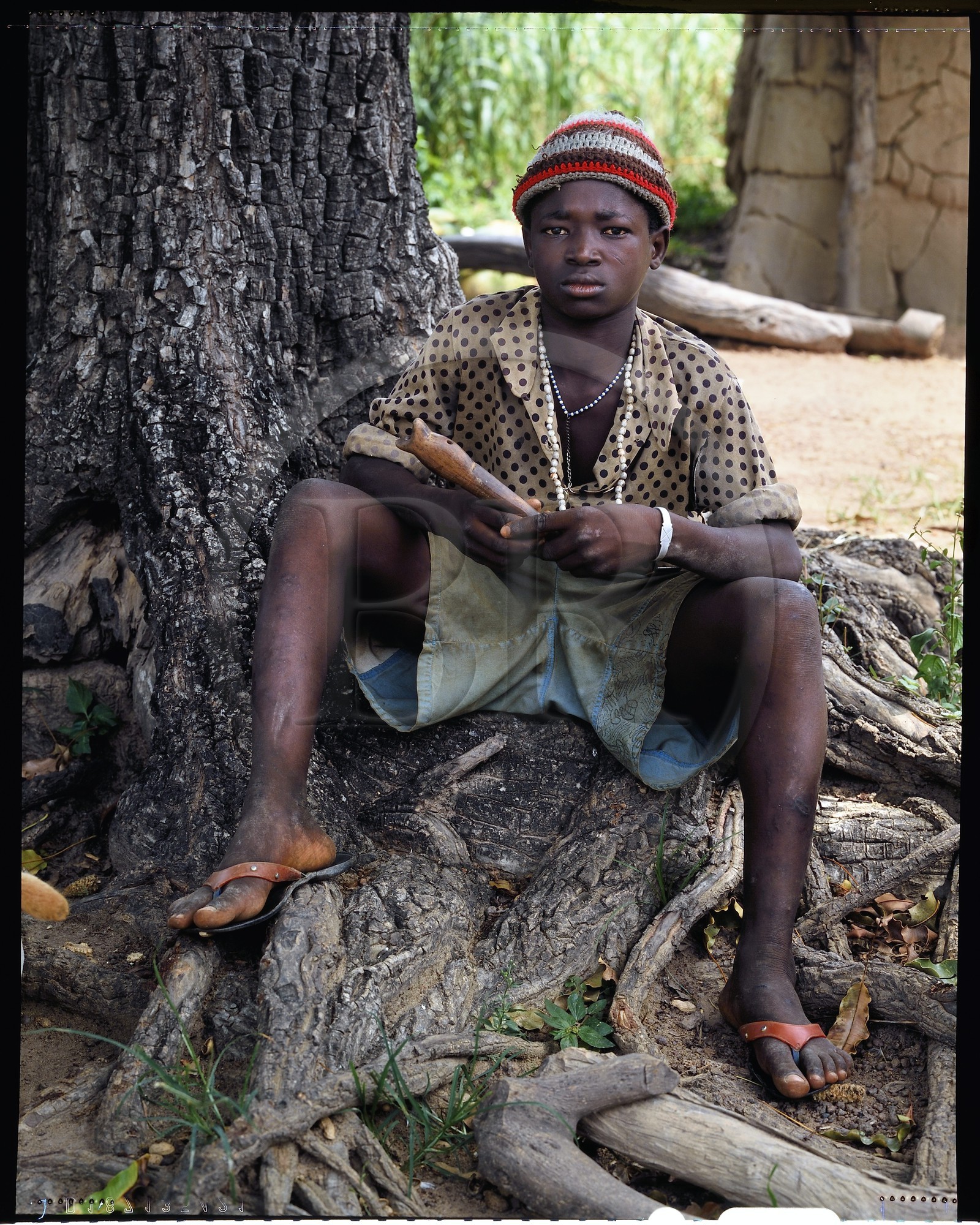 Burkina Faso, province de Poni, pays des Lobi, région de Loropéni, Lakar, jeune flutiste lobi, la flute, principalement la flute en bambou, est l'un des instruments les plus sacrés et est utilisée souvent lors de cérémonies tels les initiations ou les funérailles