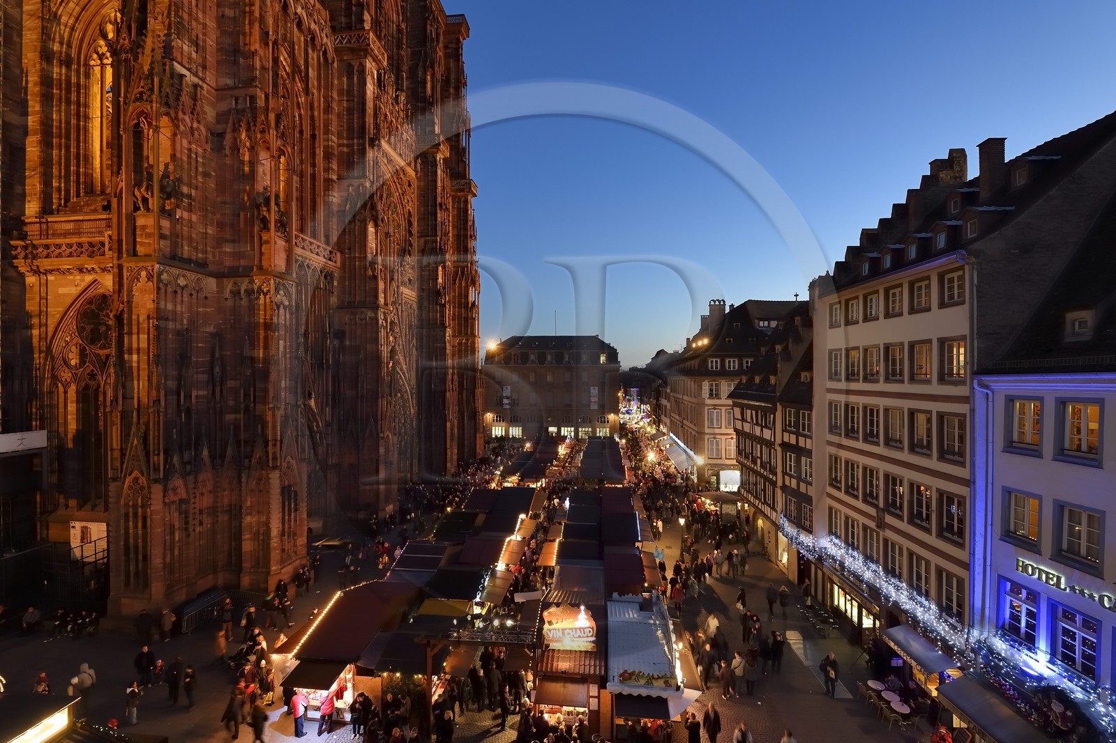 France, Bas-Rhin (67), Strasbourg, centre historique classé Patrimoine Mondial de l'UNESCO, place de la Cathédrale, marché de Noël (Christkindelsmarik) au pied de la Cathédrale Notre Dame