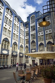 Allemagne, Berlin, Spandauer Vorstadt, Hackesche Höfe, première cour (HOF 1) dessinée dans le style Jugendstil par l'artiste allemand August Endel en 1907