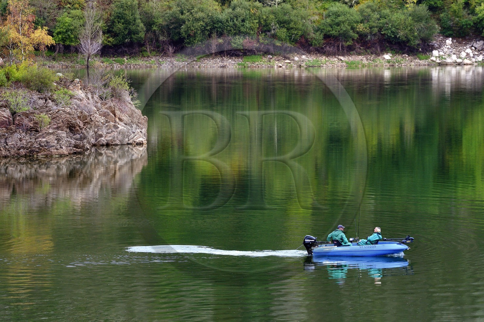 France, Cantal (15), Gorges de la Truyère, pêcheurs à la ligne sur le lac de retenue du barrage de Grandval