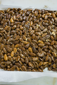 France, Vaucluse (84), Saint Didier, dans l'atelier de fabrication des Nougats Silvain, paysans nougatiers, Charles-Henri Bagnol confectionne une plaque de nougat noir avec les amandons grillés et le miel