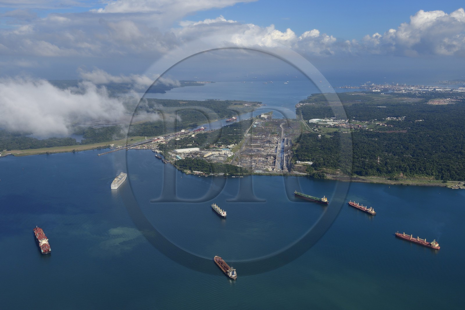 Panama, province de Colon, Canal de Panama, cargos sur le lac Gatun en attente de pouvoir franchir les écluses de Gatun, la baie Limon (Bahia Limon) coté Atlantique et la ville de Colon en arrière plan (vue aérienne)