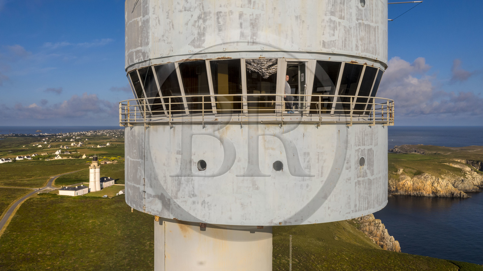 France, Finistère (29), Mer d'Iroise, Ile d'Ouessant, tour radar du Stiff de l'architecte Jean Prouvé (1982) qui surveille le rail de circulation maritime dans la Manche pour le Cross Corsen, Patrick Cornic, technicien du CROSS en poste depuis 2014 (vue aérienne)