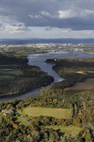 France, Finistère (29), la rivière Odet et la ville de Quimper en arrière plan (vue aérienne)