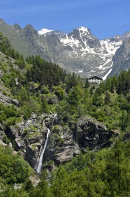 France, Alpes-Maritimes (06), parc national du Mercantour, Haute-Vésubie, vallon de la Gordolasque, l'hôtel du Grand Capelet semble comme posé sur le verrou glacière