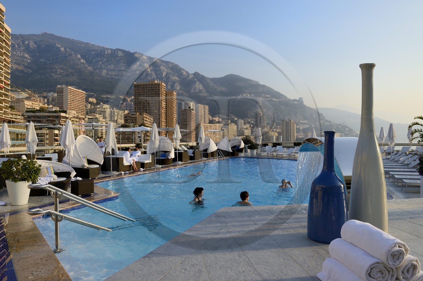 Principauté de Monaco, Monaco, Monte-Carlo, la piscine sur le toit de l'Hotel Fairmont et le quartier de Larvotto en arrière plan