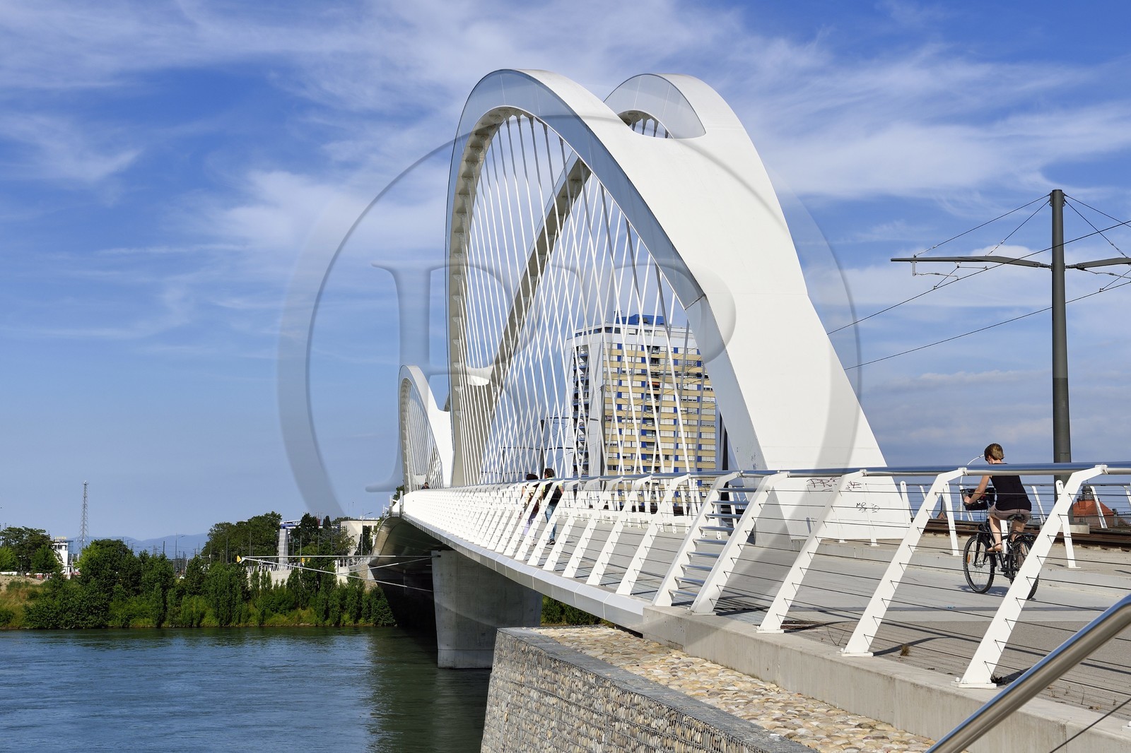 France, Bas-Rhin (67), Strasbourg, le pont piéton, vélo et du tram de la ligne D sur le Rhin reliant Strasbourg à Kehl en Allemagne appelé pont Beatus Rhenanus
