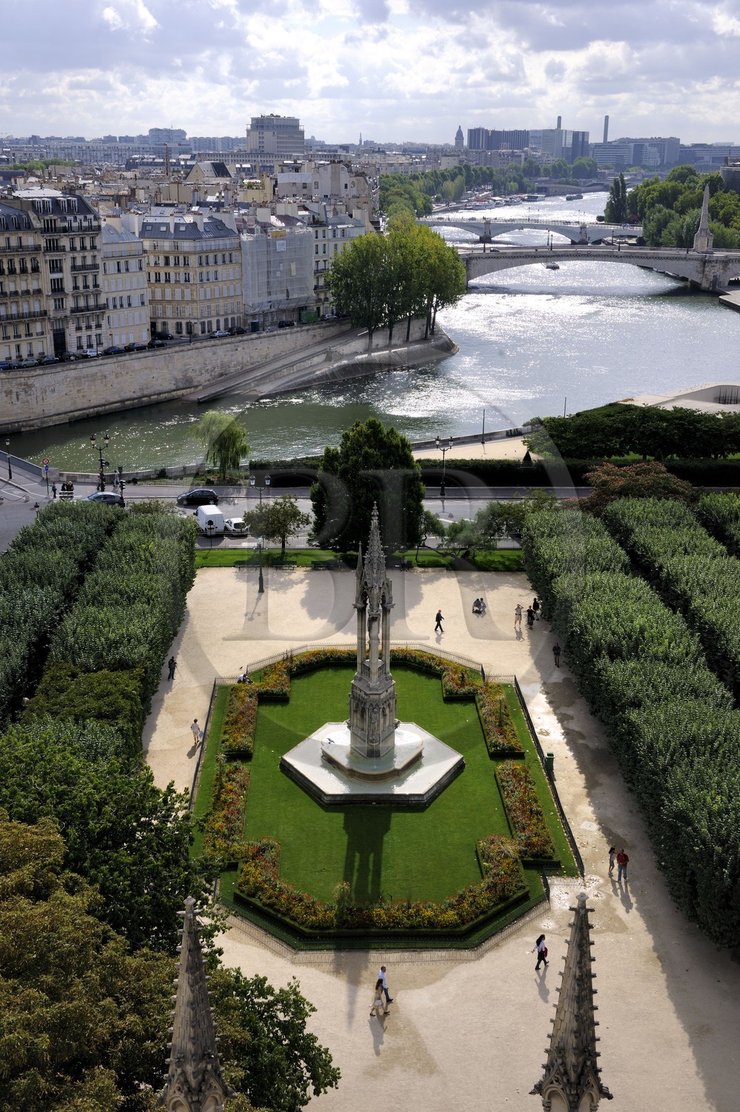 France, Paris (75), les rives de la Seine classées Patrimoine Mondial de l'UNESCO, île de la Cité, jardin de la cathédrale Notre-Dame