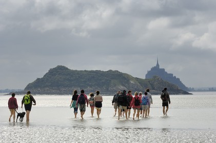 France, Manche (50), traversée à pied de la Baie du Mont Saint-Michel, classé Patrimoine Mondial de l' UNESCO