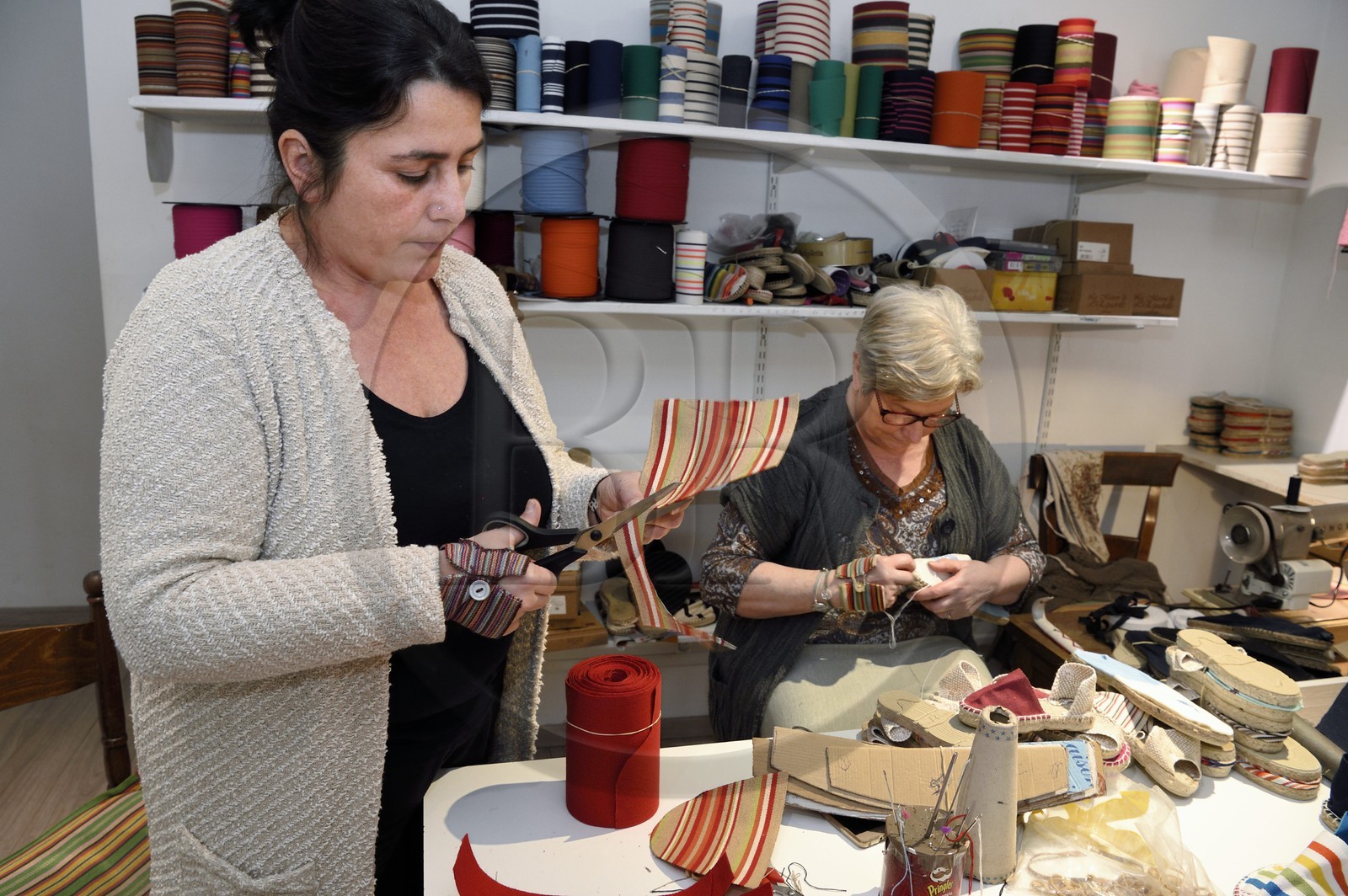France, Pyrénées-Atlantiques (64), Pays-Basque, Saint-Jean-Pied-de-Port, Albertine Arangois et sa fille Patricia dans leur boutique et fabrique artisanale d'espadrilles