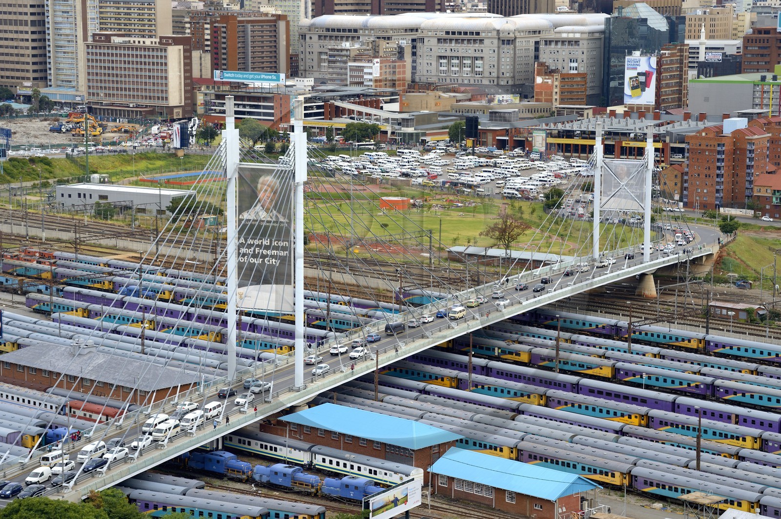 Afrique du Sud, province de Gauteng, Johannesburg, vue sur le pont Nelson Mandela qui surplombe les wagons de trains de Park Station et sur le centre-ville Central Business District