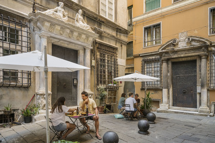 Italie, Ligurie, Gênes, ruelle du vieux centre historique, terrasse de restaurant sur la Piazza dell'Agnello