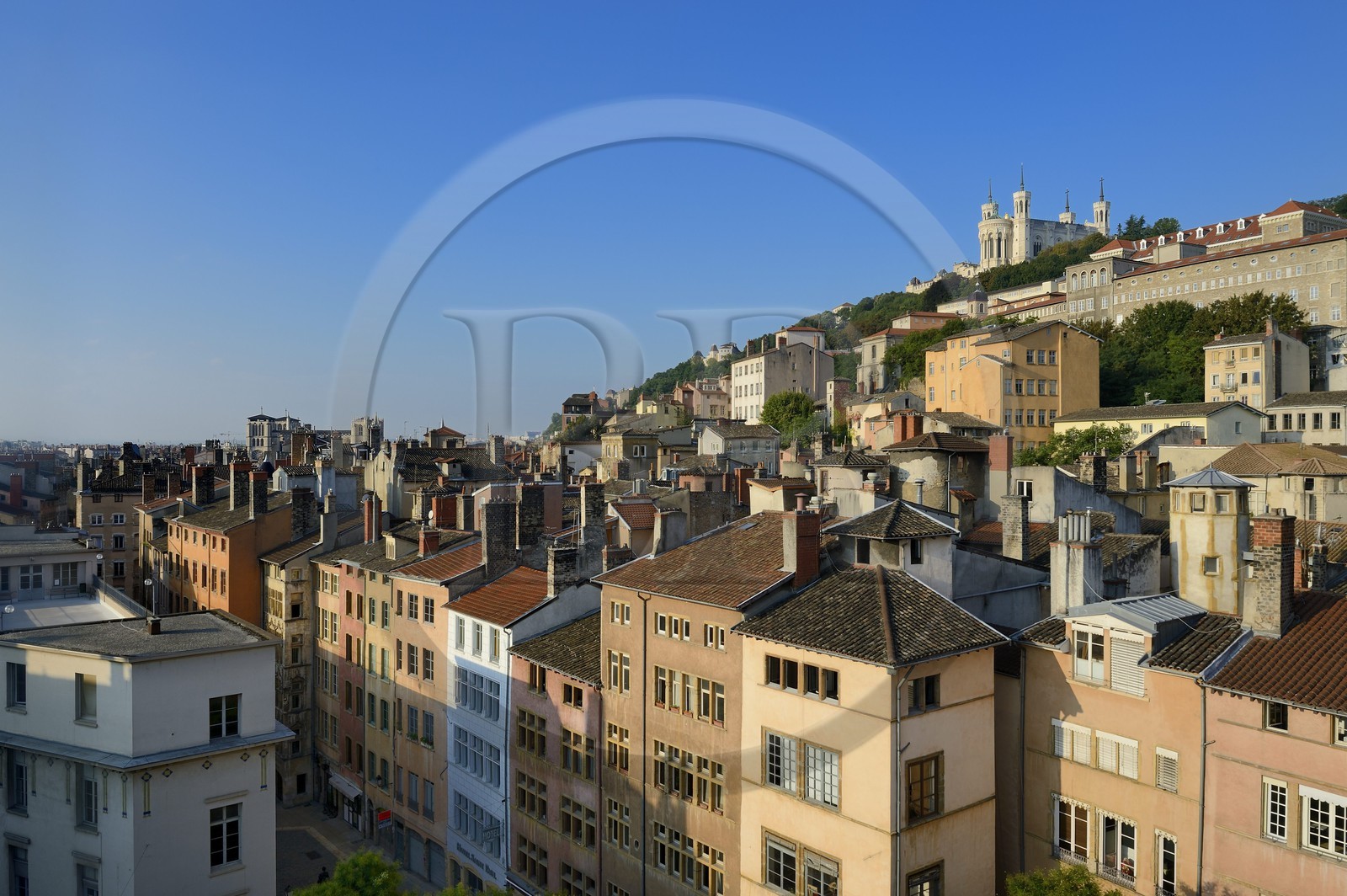 France, Rhône (69), Lyon, site historique classé Patrimoine Mondial de l'UNESCO, le quartier Saint-Paul dans le Vieux Lyon dominé par la Basilique Notre Dame de Fourvière