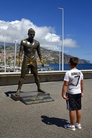 Portugal, Ile de Madère, Funchal, statue du footballeur Cristiano Ronaldo natif de l'ile