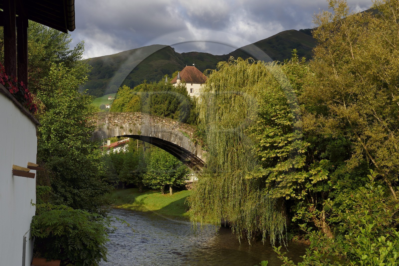 France, Pyrénées-Atlantiques (64), Pays-Basque, Saint-Etienne-de-Baïgorry, le pont dit Romain construit en 1661 sur la Nive et le chateau d'Etxauz en arrière plan