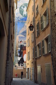 France, Var (83), Toulon, ancien quartier du petit Chicago devenu quartier des Arts, grande peinture murale de Art Mural Nice inspirée d'affiches anciennes au bout de la rue du Noyer