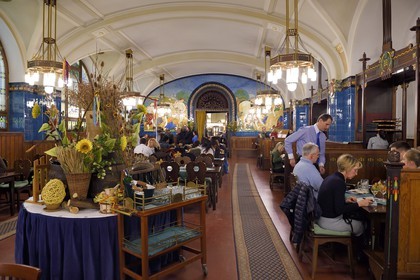 République Tchèque, Prague, centre historique classé Patrimoine Mondial de l' UNESCO, quartier de Stare Mesto, la Maison Municipale (Obecni Dum), la brasserie au sous-sol